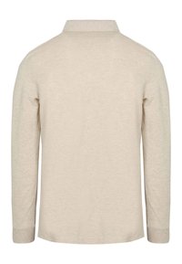 Beige poloshirt met lange mouwen, gemaakt van zachte stof. Bevat een klassieke kraag en heeft een relaxte pasvorm, met een gladde, licht gestructureerde uitstraling.