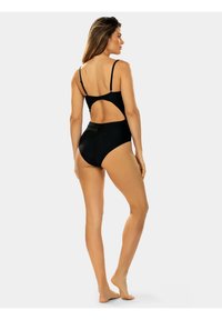 Czarny kostium jednoczęściowy z cienkimi ramiączkami, otwartym tyłem, prążkowaną teksturą i wysokim krojem nóg. Gładki materiał i minimalistyczny styl.