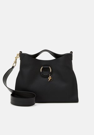 Sac à main en cuir noir avec poignée supérieure incurvée, bandoulière détachable et anneau doré avec petit pendentif clé sur le devant.