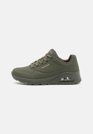 Buty sportowe Skechers w kolorze oliwkowej zieleni z przodu na sznurowadła, perforowanymi detalami, widoczną podeszwą z poduszką powietrzną oraz lekką, teksturowaną podeszwą zewnętrzną z przyczepną fakturą.