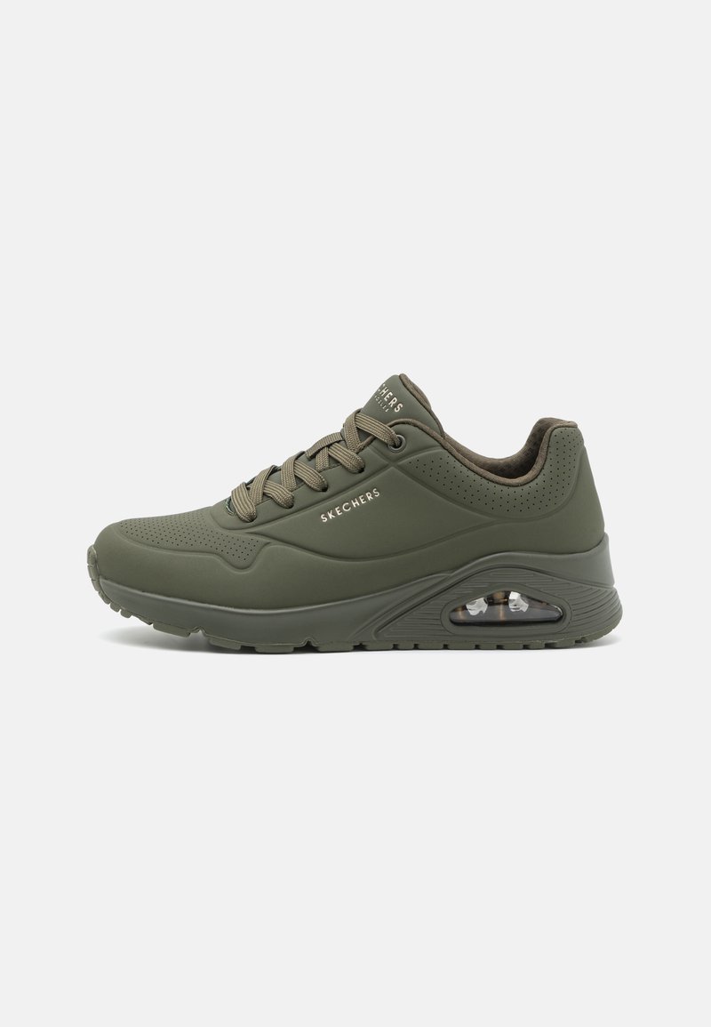 Baskets Skechers vert olive avec laçage à l'avant, détails perforés, semelle à coussin d'air visible et semelle extérieure légère avec grip texturé.