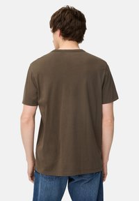 Olivegrøn bomulds-t-shirt med rund hals, korte ærmer og en afslappet pasform. Glat tekstur med et enkelt design, ingen mønstre eller udsmykninger.