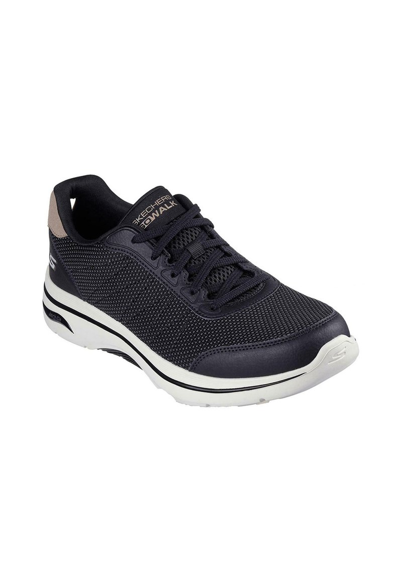 Zapatillas Skechers Go Walk, parte superior de malla azul marino, puntera reforzada, entresuela blanca con franja negra, diseño con cordones, cuello acolchado para mayor comodidad.