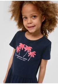Navy T-Shirt-Kleid mit kurzen Ärmeln, verziert mit drei pinkfarbenen, glitzernden Palmen und dem Text "Glück kommt mit tropischen Vibes!"
