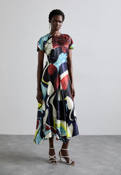 Rochie colorată, până la genunchi, cu decolteu rotund, mâneci scurte și modele abstracte în nuanțe de albastru, roșu, galben și negru. Textură de stofă netedă.