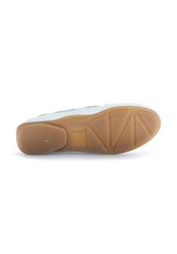 Semelle de chaussure blanche avec une base en caoutchouc texturé et des motifs géométriques. Présente des bords lisses et un insert en caoutchouc beige avec une marque.