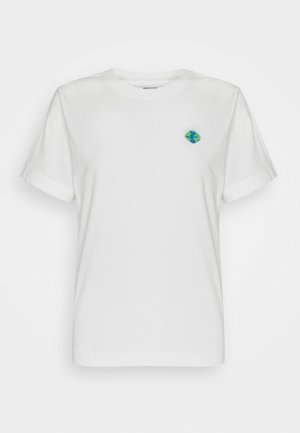 Biała bawełniana koszulka z małym, haftowanym wzorem globu w zieleni i niebieskim na lewej piersi. Klasyczny, okrągły dekolt i krótkie rękawy.