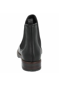 Svarta läderankelboots med elastiska sidopaneler, rund tå och brunt staplat klack. Anmärkningsvärda detaljer inkluderar en logotyp på klacken.