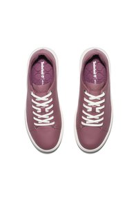 Paire de baskets en cuir violet avec des lacets et des semelles blanches, vues de dessus, montrant des semelles intérieures rembourrées avec la marque Timberland.