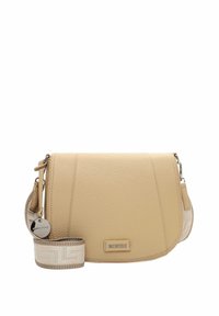 Sac à bandoulière en cuir beige avec une finition texturée, doté d'une bandoulière tissée et d'un détail de logo métallique, de forme rectangulaire, et avec une fermeture éclair.