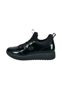Schwarze Lackledersneaker mit strukturiertem Oberflächen, abgerundeter Spitze, elastischen Schnürsenkeln und einer dicken, genoppten schwarzen Gummisohle.