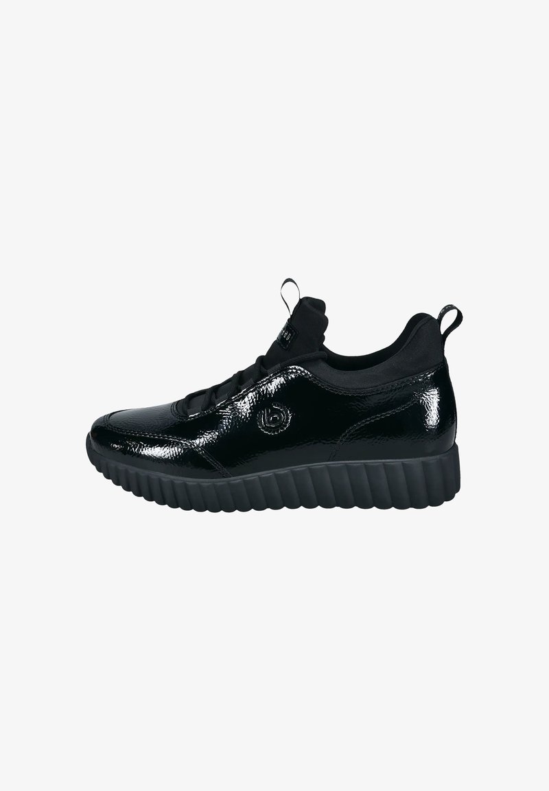 Schwarze Lackledersneaker mit strukturiertem Oberflächen, abgerundeter Spitze, elastischen Schnürsenkeln und einer dicken, genoppten schwarzen Gummisohle.