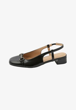 Musta nahkainen slingback-kengät, joissa on matala paksu kanta ja hopeanvärinen metallisolki pyöristetyn varpaan kohdalla.