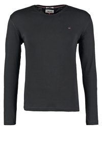 Svart långärmad t-shirt med rund halsringning och liten Tommy Hilfiger-flagga på vänster bröst samt Hilfiger Denim-märke på insidan av kragen.