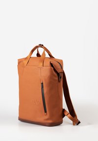 Zaino in pelle marrone con design a risvolto, tasca laterale con zip e spallacci regolabili. Presenta manici robusti e logo impresso.