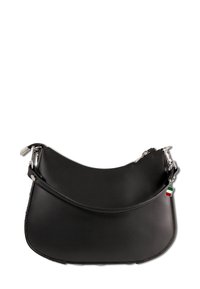 Sac à main en cuir noir avec une forme courbée, quincaillerie en argent et un petit charm tricolore. Dispose d'une fermeture éclair et d'une seule bandoulière.