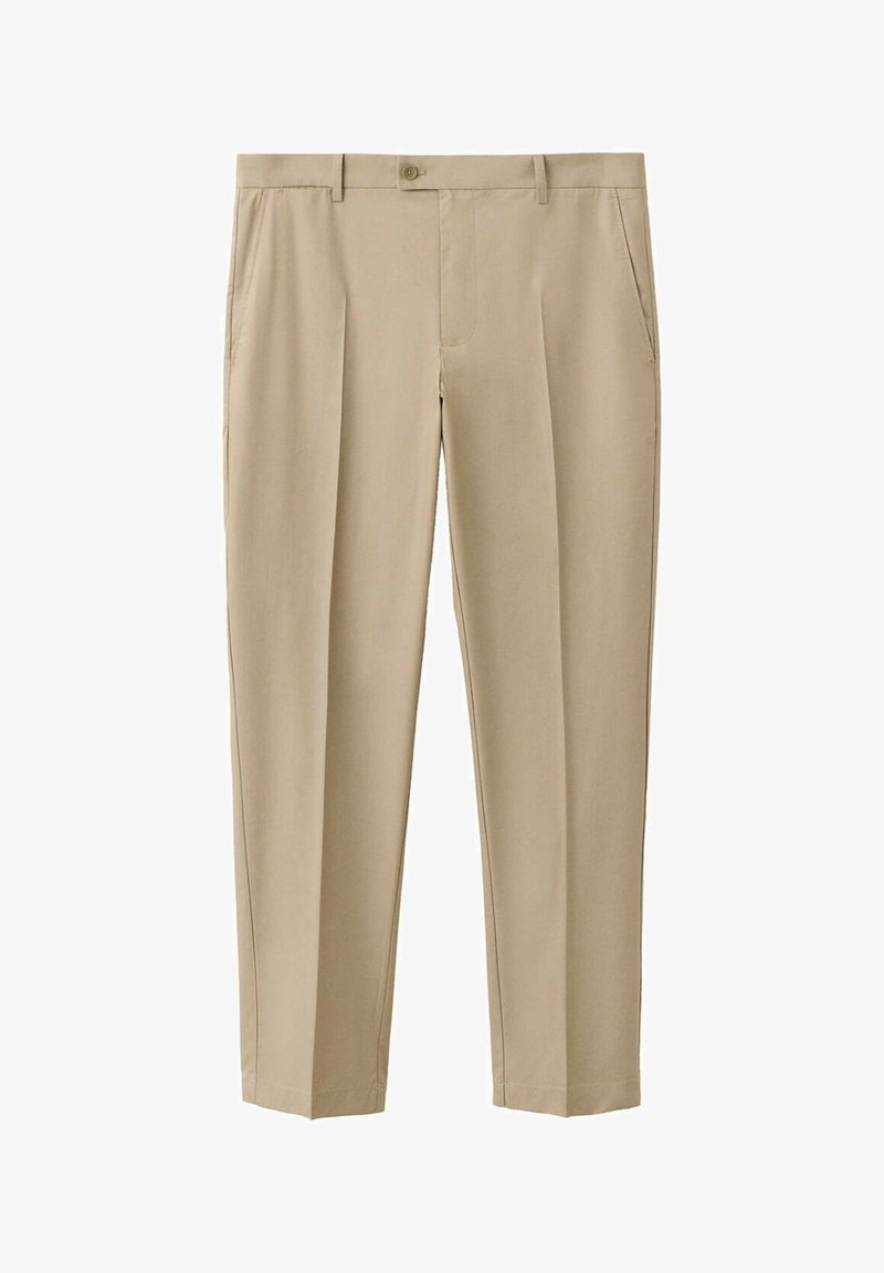 Pantalon beige à jambes droites avec plis à l'avant, poches latérales, passants pour ceinture, fermeture par bouton et braguette zippée.