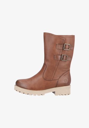 Bruine leren enkellaars met twee decoratieve gespen, een gestructureerd oppervlak en een chunky lichtgekleurde zool met horizontale groeven.