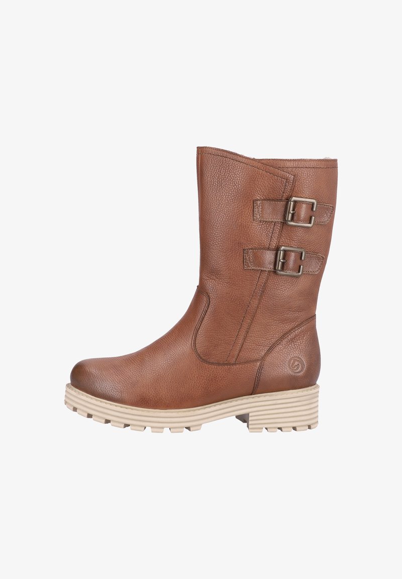 Botín de cuero marrón hasta el tobillo con dos hebillas decorativas, superficie texturizada y una suela gruesa de color claro con ranuras horizontales.