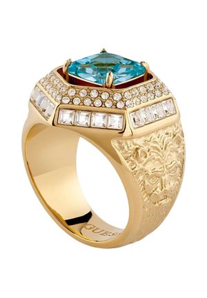 Gouden ring met een grote vierkante blauwe edelsteen, omringd door kleine heldere stenen, en een gegraveerd leeuwengezicht op de band.