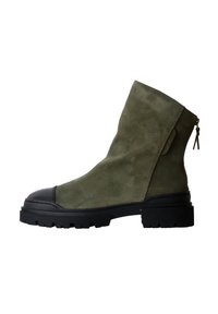 Stivaletti alla caviglia in suede verde oliva con punta in gomma nera e suola spessa. Presentano una zip laterale e dettagli di cucitura minimi.