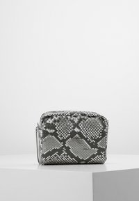 Metaliczna srebrna torba w wężowy wzór o prostokątnym kształcie i teksturowanej powierzchni, z zamknięciem na zamek błyskawiczny na górze i bocznym paskiem.