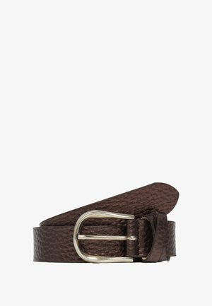 Bruin leren riem met structuur en een zilveren gesp. De riem heeft een gladde afwerking en een ronde punt, wat een eenvoudig en functioneel ontwerp laat zien.
