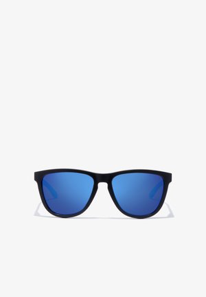 Zwarte zonnebril met een matte afwerking en blauwe spiegellenzen. Heeft een klassiek, hoekig ontwerp zonder zichtbare merknaam of accenten.