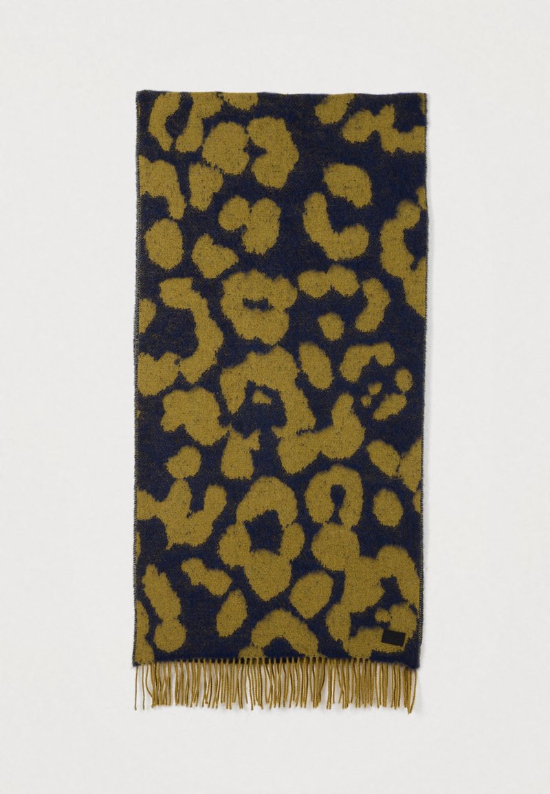Bufanda tejida en azul oscuro y amarillo mostaza con un estampado de leopardo. Cuenta con detalles de flecos en el borde inferior.