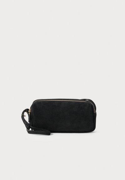 Schwarze Wildleder-Clutch mit einem Reißverschluss und abnehmbarem Handgelenkband. Verfügt über goldfarbene Hardware und eine glatte, matte Oberfläche.