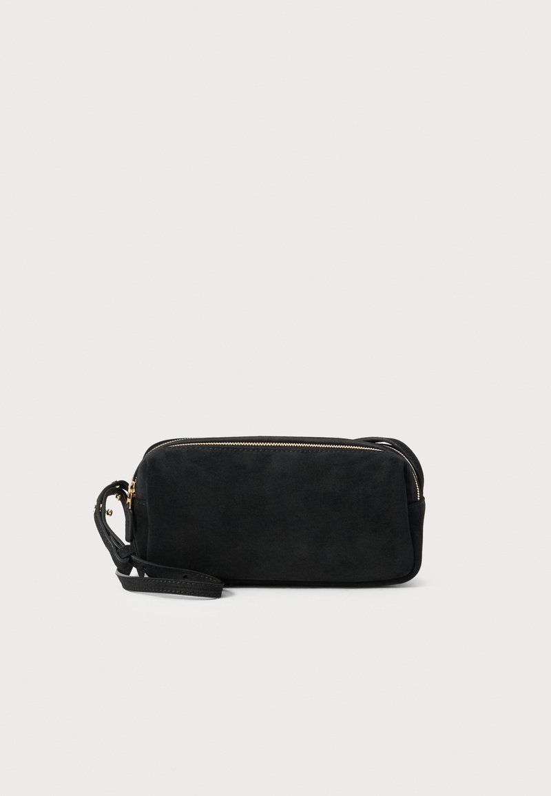 Borsa a pochette nera in suede con chiusura a zip e tracolla rimovibile. Presenta hardware in tonalità oro e una texture liscia e opaca.