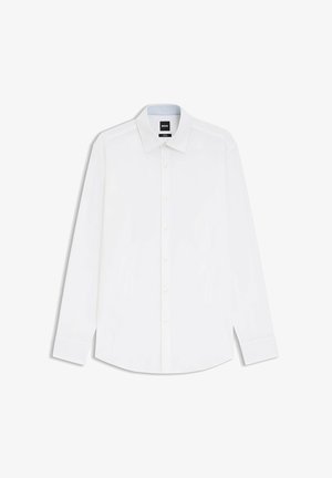 Camisa blanca de manga larga hecha de tela suave, con cuello clásico y cierre de botones, con un sutil detalle texturizado en el interior del cuello.