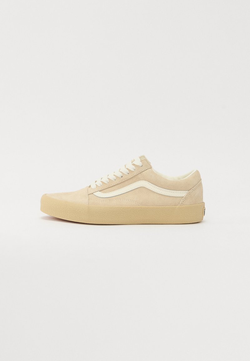 Beige mokkanahkasneakerit, joissa on valkoiset sivuviivat, pyöreä kärki, litteät nauhat ja teksturoitu vaalea kumipohja. Minimalistinen muotoilu, jossa on selkeät linjat.
