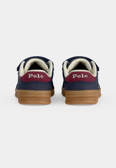 Ζεύγος ναυτικό μπλε sneakers Polo με μπορντό ταμπόν φτέρνας, λευκή εσωτερική επένδυση και ανοιχτό καφέ καουτσούκ σόλες, από πίσω.