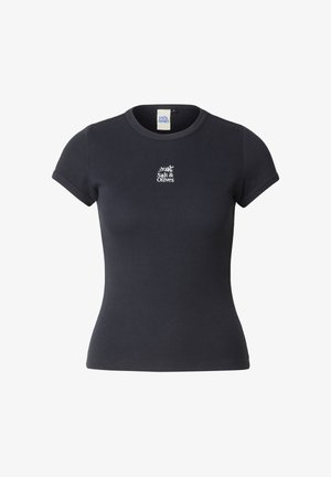 Mørkeblå, ribbet t-shirt med korte ærmer og rund halsudskæring. Har et lille broderet "Salt & Olives"-logo på brystet.