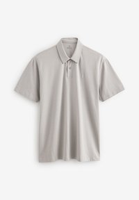 Polo majica s kratkimi rokavi iz svetlo sivo blago, ki ima klasičen ovratnik, tri gumbe in majhen vezen logotip na prsih.