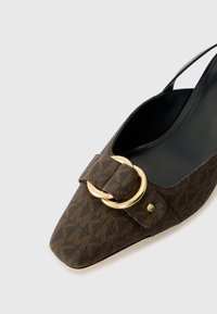 Chaussure à talon slingback marron à motifs avec un bout pointu, ornée d'une grande bouclerie dorée et d'un intérieur lisse noir.