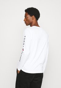 Tommy Hilfiger LOGO LONG SLEEVE TEE - Top dugih rukava - white