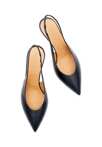 Schwarze Slingback-Schuhe aus Leder mit spitzen Zehen, die eine glatte Textur und offene Seiten aufweisen, kombiniert mit beigefarbenen Innensohlen.