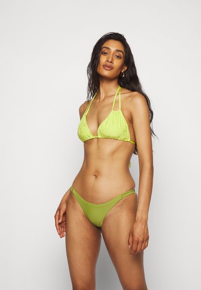 Conjunto de biquíni verde néon com topo triangular texturizado e parte de baixo de cintura baixa a condizer. Apresenta laços ajustáveis no pescoço e nas costas.