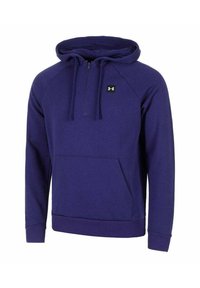 Lila Pullover-Hoodie mit frontaler Kängurutasche, Halb-Reißverschluss mit Kordeln und kleinem Under Armour-Logo auf der Brust.