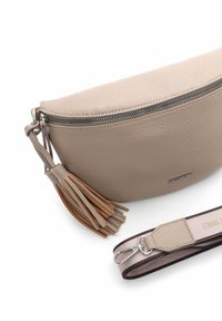 Beige Leder Gürteltasche mit einer strukturierten Oberfläche, silbernem Reißverschluss und einem mit Orange akzentuierten Quasten. Enthält einen passenden Riemen mit Logodetail.
