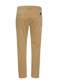 Beige Chinos mit geradem Schnitt, ausgestattet mit zwei Taschen auf der Rückseite und einem kleinen Markenlabel nahe dem Bund.