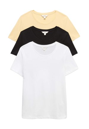 Tre t-shirt semplici a maniche corte con scollo rotondo impilate, nei colori bianco, nero e giallo chiaro, con etichette del marchio M&S visibili.