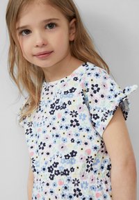 Robe à motifs floraux aux couleurs pastel, avec manches courtes ornées de nœuds, tissu doux et taille élastique pour un confort ajusté.
