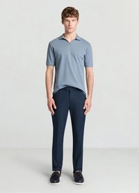 Hellblaues Poloshirt mit V-Ausschnitt und kurzen Ärmeln, kombiniert mit marineblauen Hosen. Das Outfit zeichnet sich durch eine glatte Textur und ein flaches Vorderteil aus.