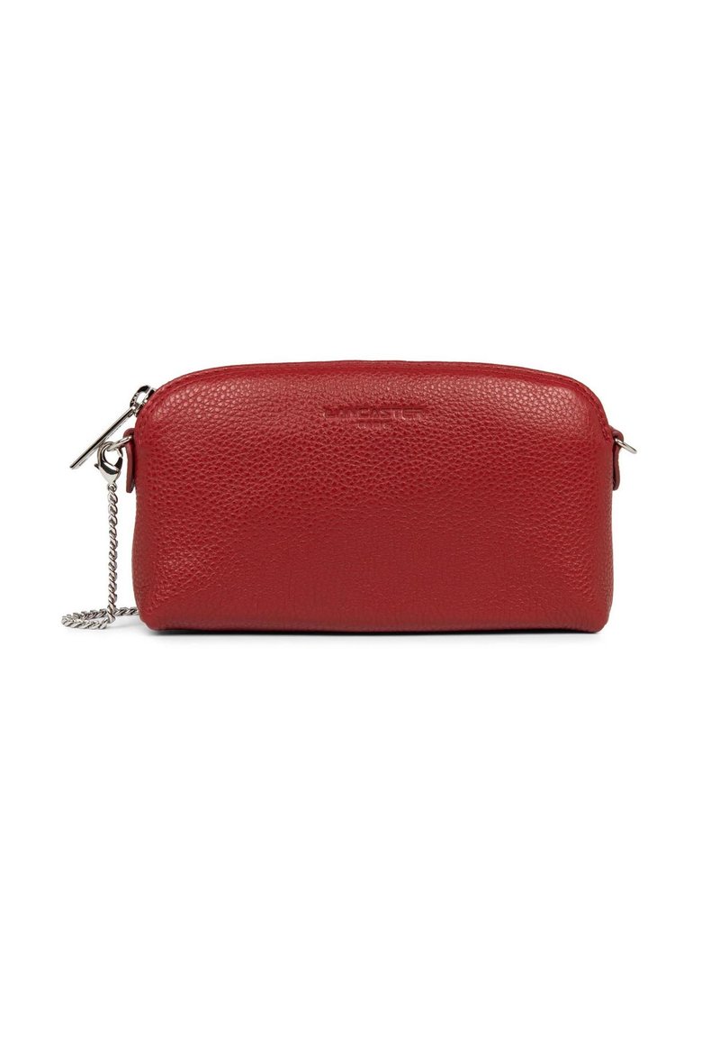Borsa cosmetica in pelle rossa con finitura testurizzata, chiusura con zip e dettaglio in catena argentata. Forma rettangolare con bordi arrotondati.