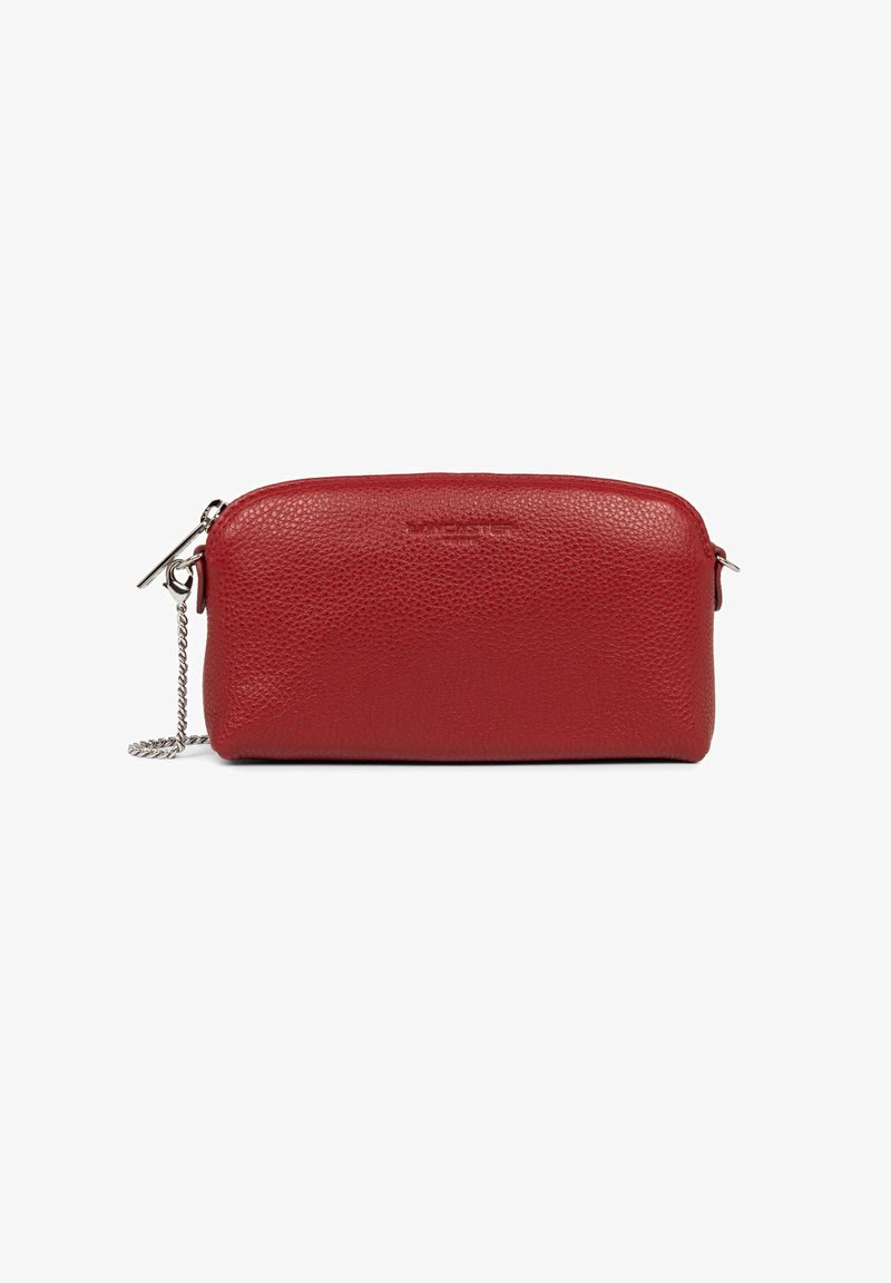 Borsa cosmetica in pelle rossa con finitura testurizzata, chiusura con zip e dettaglio in catena argentata. Forma rettangolare con bordi arrotondati.