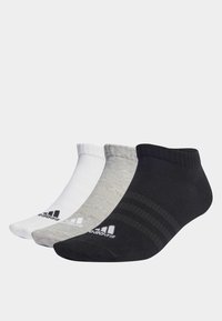 Confezione di tre paia di calzini alla caviglia in bianco, grigio e nero. In misto cotone con una texture a costine, con il logo Adidas e strisce in nero.