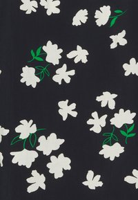 Sort stof med et blomstermønster, der har hvide blomster og grønne blade spredt over overfladen. Flad tekstur, ingen yderligere detaljer.